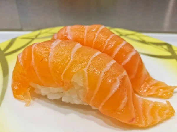 Sushi japonês de barriga de salmão do Atlântico fresco — Fotografia de Stock