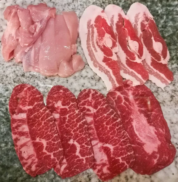 牛肉と鶏肉、ベーコンをスライス最高プレミアム和牛 mabled — ストック写真