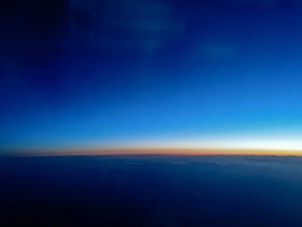 Eerste licht van zon stijgen van 40.000 Ft boven de grond — Stockfoto