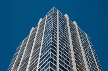 Genel kurumsal ofis binası ile mavi gökyüzü