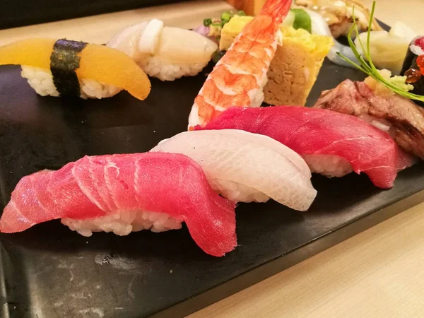 Full uppsättning av färska premium skaldjur Japansk sushi — Stockfoto