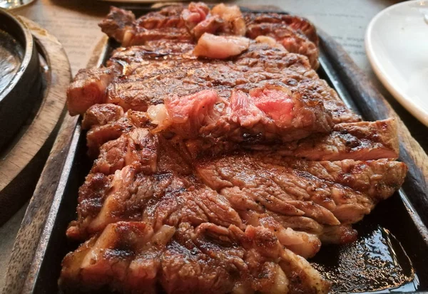 Droge leeftijd 45 dagen medium Frans angus biefstuk op de hete plaat — Stockfoto