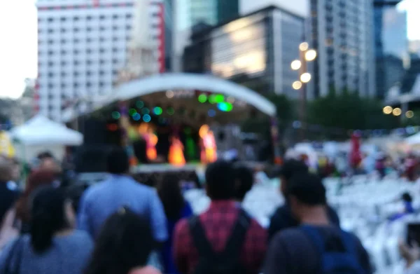 Defocused jelenet, a tömeg az emberek részt vesznek a cele nyilvános koncert — Stock Fotó