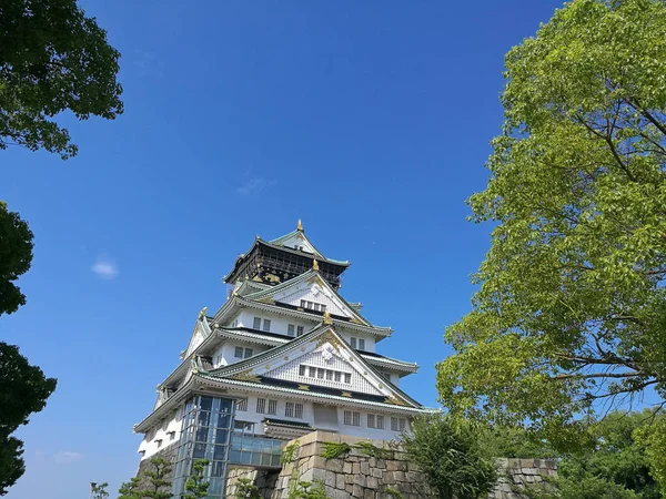 Sacro affascinante castello di Osaka con cielo blu — Foto Stock