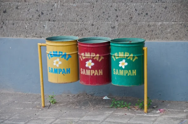 Three recycle bins in Bali. The text means Trash Can — Stock Photo, Image