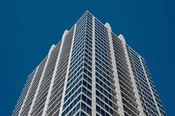 Edifício de escritórios corporativo genérico com céu azul — Fotografia de Stock