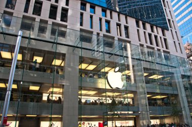 Sydney, Avustralya - 5 Mayıs 2018: Apple store Sydney şehir merkezinde bir cam duvar büyük beyaz elma logosu ile. Apple bir çok uluslu şirket teknoloji ABD şirketidir.
