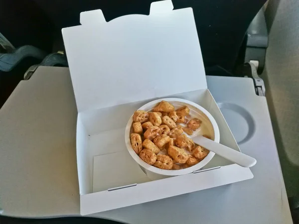 Cereais Voo Com Leite Servido Bandeja Comida Assento Avião — Fotografia de Stock