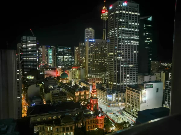 Sydney, Australië - 5 mei 2018: Lange blootstelling Nachtscène van Sydney wolkenkrabbers stadslandschap luchtfoto — Stockfoto