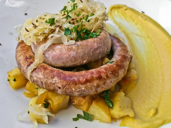 Embutidos tradicionales alemanes a la bratwurst a la brasa con salsa de mostaza — Foto de Stock