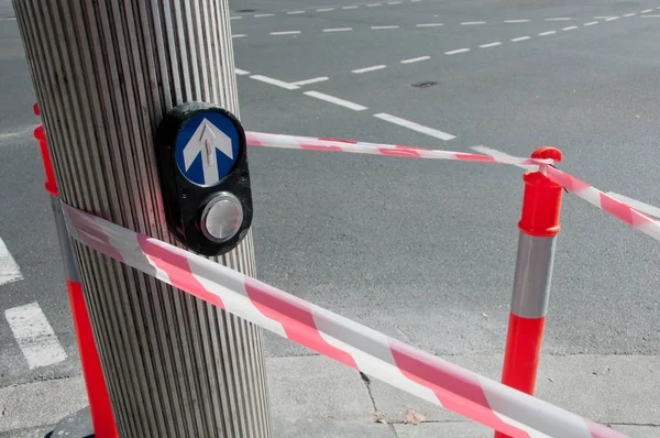 Línea de peligro de advertencia de cinta roja rayada en el poste de tráfico — Foto de Stock