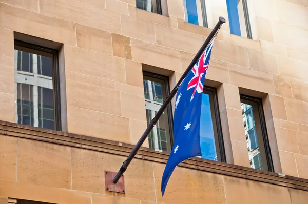 Bandera de Australia cuelga de un edificio de arenisca —  Fotos de Stock