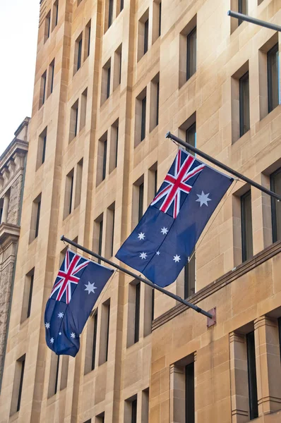 Dos banderas de Australia colgando de un edificio de arenisca —  Fotos de Stock