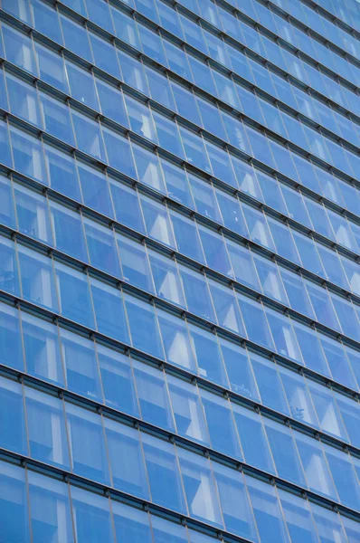 Spiegelung des blauen, klaren Himmels auf einem Wolkenkratzer — Stockfoto