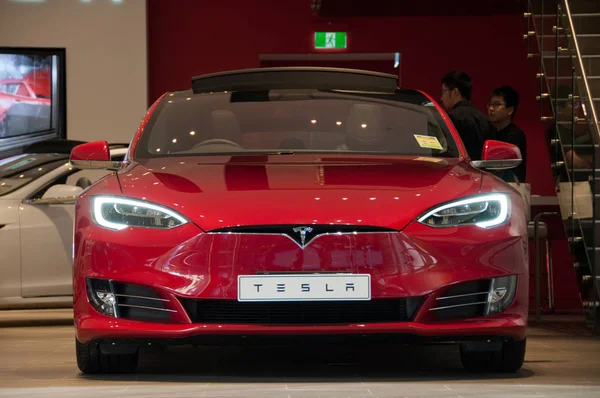 Sydney, Australien - 5 maj 2018: Tesla Model Sp85 röd färg par — Stockfoto