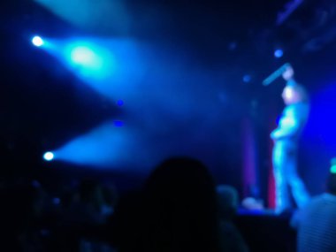 Müzikal hafif bir konserinde sahnede performans kalabalık ile ufuk soyut bulanık sahne