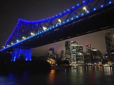 Gece şehir gökdelenler ile ikonik Brisbane Story Köprüsü