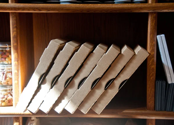 Pila vacía de cajas de pizza italianas yacen en un estante de madera en una re —  Fotos de Stock