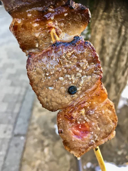 Kobe japonés premium de carne de res brocheta a la parrilla en llamas — Foto de Stock