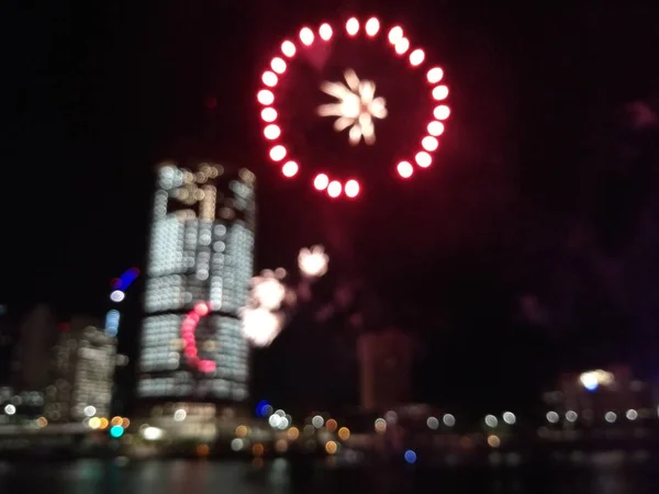 Defocused abstract scene of riverside firework in city center at — Stock Photo, Image