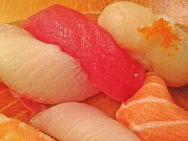 Blandade färska Japansk sushi tallrik serveras på träplatta — Stockfoto