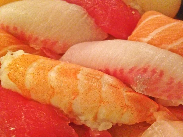 Blandade färska Japansk sushi tallrik serveras på träplatta — Stockfoto