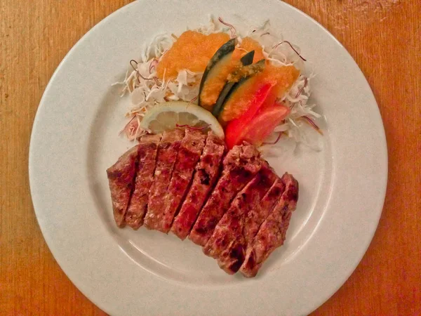 Carne de res kobe premium mediana rara Comer filete japonés — Foto de Stock