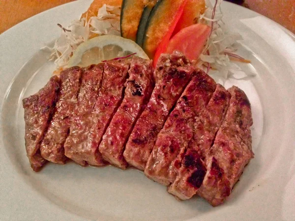Medium rare premium Kobe beef Japanese steak eat — Stock Photo, Image