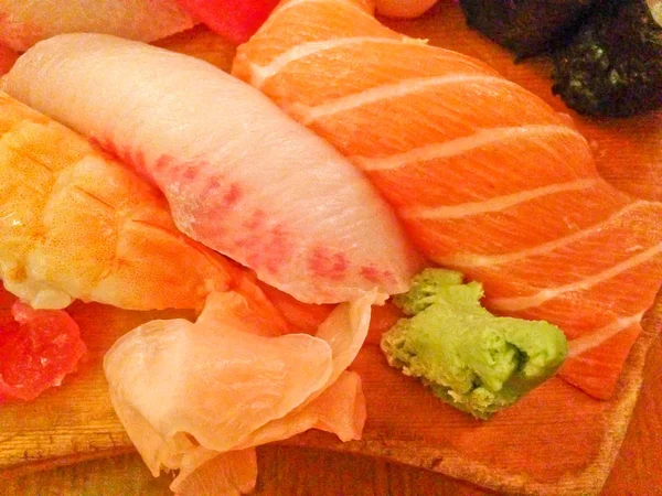 Prato japonês fresco misturado do sushi servido na placa de madeira — Fotografia de Stock