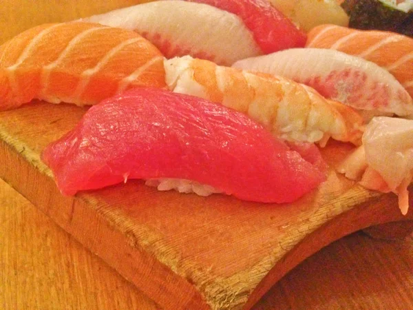 Amestecat platou de sushi japonez proaspăt servit pe placă de lemn — Fotografie, imagine de stoc