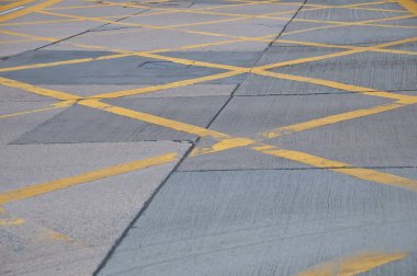 Beton yolda soyut sarı çizgili trafik çizgisi deseni