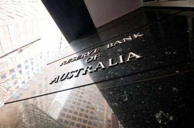 Melbourne, Avustralya - 26 Temmuz 2018: Rezerv Bankası siyah granit duvar Melbourne Avustralya Avustralya adı ile yüksek binalar bir yansımasıdır. Rba bina 60 Collins St, Melbourne Vic 3000 Avustralya yer alır.
