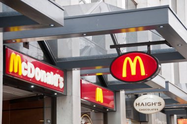 MELBOURNE, AUSTRALYA - 26 Temmuz 2018: Avustralya Melbourne Şehir Merkezi 'ndeki McDonalds fast food restoranı