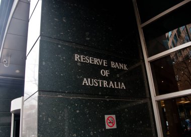 Melbourne, Avustralya - 26 Temmuz 2018: Rezerv Bankası siyah granit duvar Melbourne Avustralya Avustralya adı ile yüksek binalar bir yansımasıdır. Rba bina 60 Collins St, Melbourne Vic 3000 Avustralya yer alır.