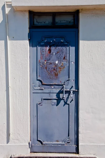 Старая Классическая Винтажная Металлическая Голубая Европейская Дверь Белой Квартиры Солнечный — стоковое фото