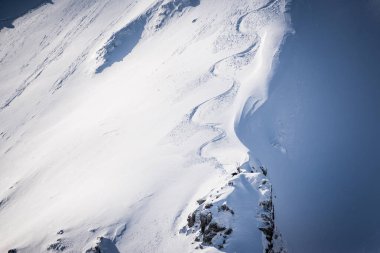 Serbest kayakçı yamaçta dinleniyor.