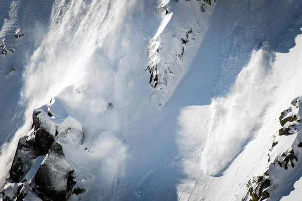 Snowboardcu, kayakçı kar fırtınasına yakalandı.