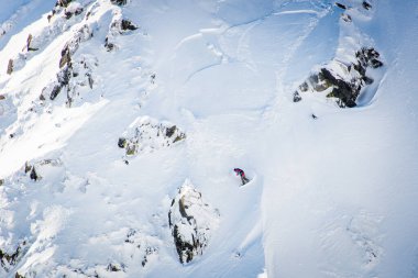 Snowboardcu, kayakçı kar fırtınasına yakalandı.