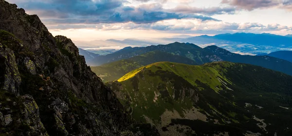 Blick vom Dumbier Low Tatras Nationalpark, wunderschöner Sonnenuntergang auf den Bergen — Stockfoto