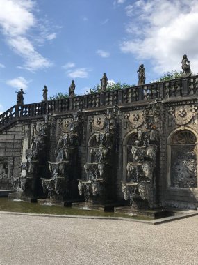 Hanover (Almanya). Temmuz 2018. Herrenhausen Kraliyet Bahçeleri. Bu, bağımsız Hanover Krallığı zamanından kalma bir miras ve bahçelerin tarihi birkaç yüzyıl öncesine dayanıyor..