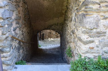 Dağlardaki Peglio köyü (Gravedona, İtalya). Haziran 2019. Peglio İtalya 'da bir komün. Pesaro ve Urbino 'nun Marche bölgesinde yer almaktadır. Nüfusu 472 kişi..