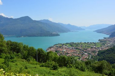 Dağlardaki Peglio köyü (Gravedona, İtalya). Haziran 2019. Como Gölü 'nün panoramik görüntüsü.