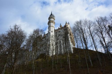 Bavyera (Almanya). Nisan 2017. Bavyera Kralı Ludwig Ii 'nin romantik Neuschwanstein şatosu Fssen şehri ve güneybatı Bavyera' daki Hohenschwangau şatosu yakınlarında. Kule detayları.