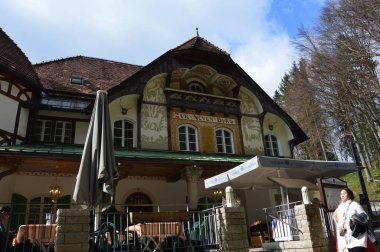 Bavyera (Almanya). Nisan 2017. Neuschwanstein Kalesi. Hediyelik eşya dükkanları ve restoranlar