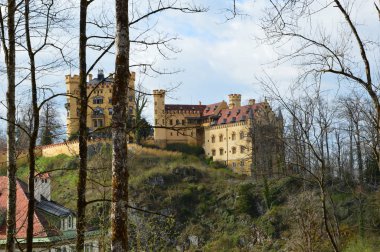 Bavyera (Almanya). Nisan 2017. Güney Bavyera 'daki Hohenschwangau Kalesi. Neuschwanstein Kalesi 'nin tam karşısında yer alan romantik konut Bavyera Kralı Maximilian Ii tarafından inşa edildi..