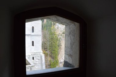 Bavyera (Almanya). Nisan 2017. Neuschwanstein Kalesi. Kale penceresinden manzara