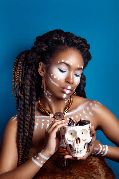 Femme de style africain. Jolie jeune femme en bijoux ethniques avec tambour. portrait rapproché. Portrait d'une femme au visage peint. Maquillage créatif et style lumineux . — Photo