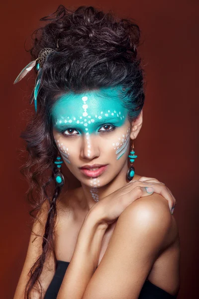 Etnikai ékszer és dob vonzó fiatal nő. közelről portré. Gyönyörű lány sámán. Portré egy nőt, festett arccal. Kreatív smink és világos stílus. — Stock Fotó