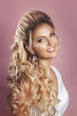 -Pembe bir arka plan üzerinde Moda düğün saç modeli ile güzel gelin. Portre genç muhteşem gelin portresi. Düğün. Stüdyo vurdu. Güzel gelin portre