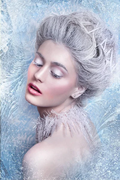 Reine des neiges. Fantasy girl portrait. Portrait de fée d'hiver.Jeune femme au maquillage artistique argenté créatif. Portrait d'hiver . — Photo